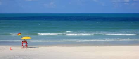 Playa en los alrededores y toallas de playa