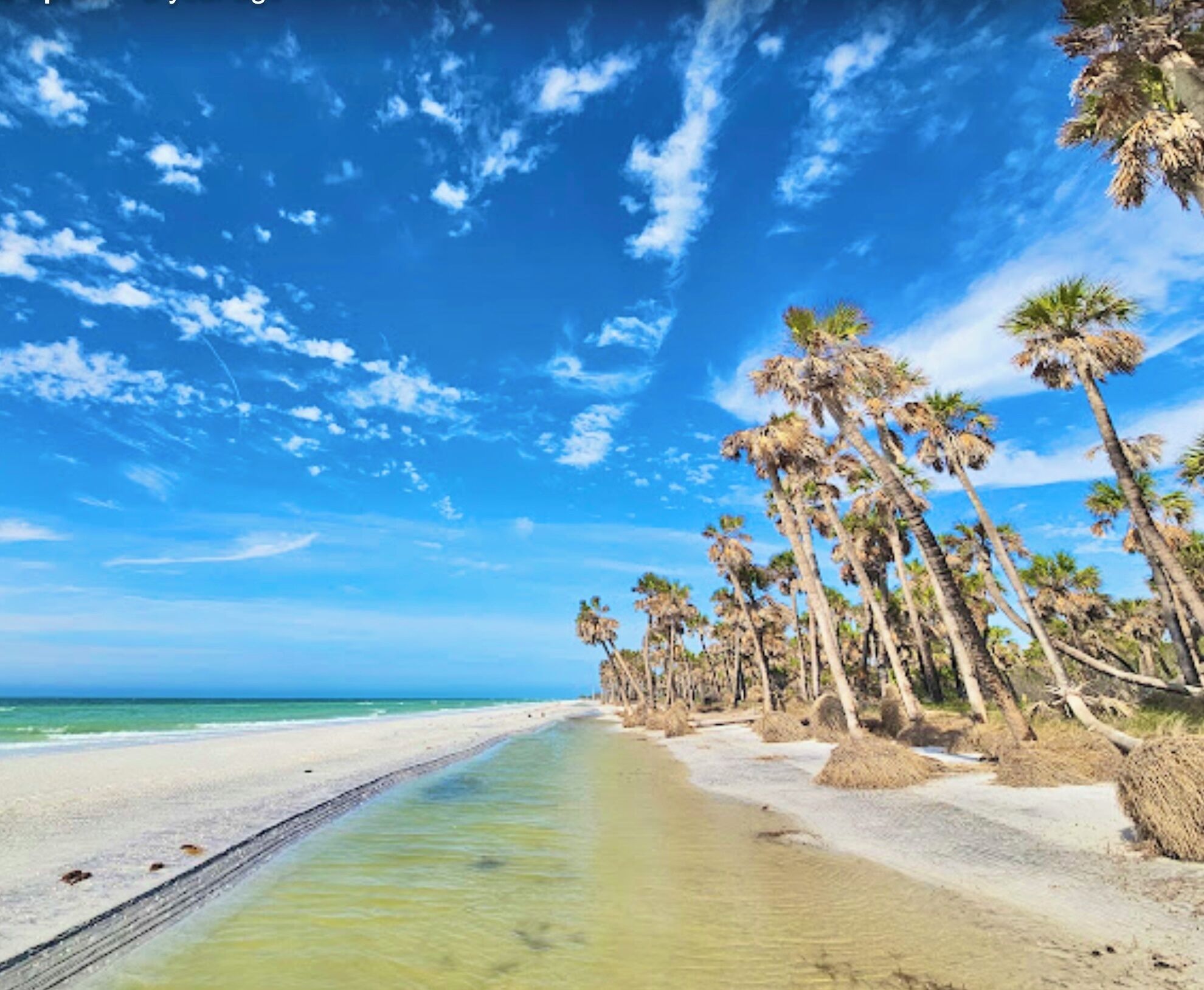 在海灘附近、躺椅、沙灘巾