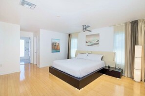 5 bedrooms, desk, iron/ironing board, travel crib - 3900 SQFT waterfront home; heated pool;Game room & gym near Gulf-Islands beaches (Port Richey)