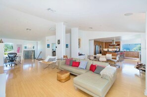 Smart TV, video games, table tennis, books - 3900 SQFT waterfront home; heated pool;Game room & gym near Gulf-Islands beaches (Port Richey)