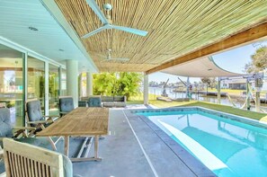 Utomhuspool och uppvärmd pool