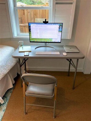 2 slaapkamers, een bureau, een strijkplank/strijkijzer, reisbedje