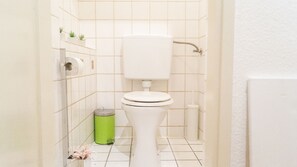 Apartamento | Banheiro | Chuveiro, toalhas de banho, sabonete, papel higiênico