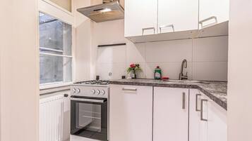 Appartement | Cuisine privée | Réfrigérateur, micro-ondes, four, plaque de cuisson