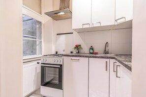 Appartement | Cuisine privée | Réfrigérateur, micro-ondes, four, plaque de cuisson