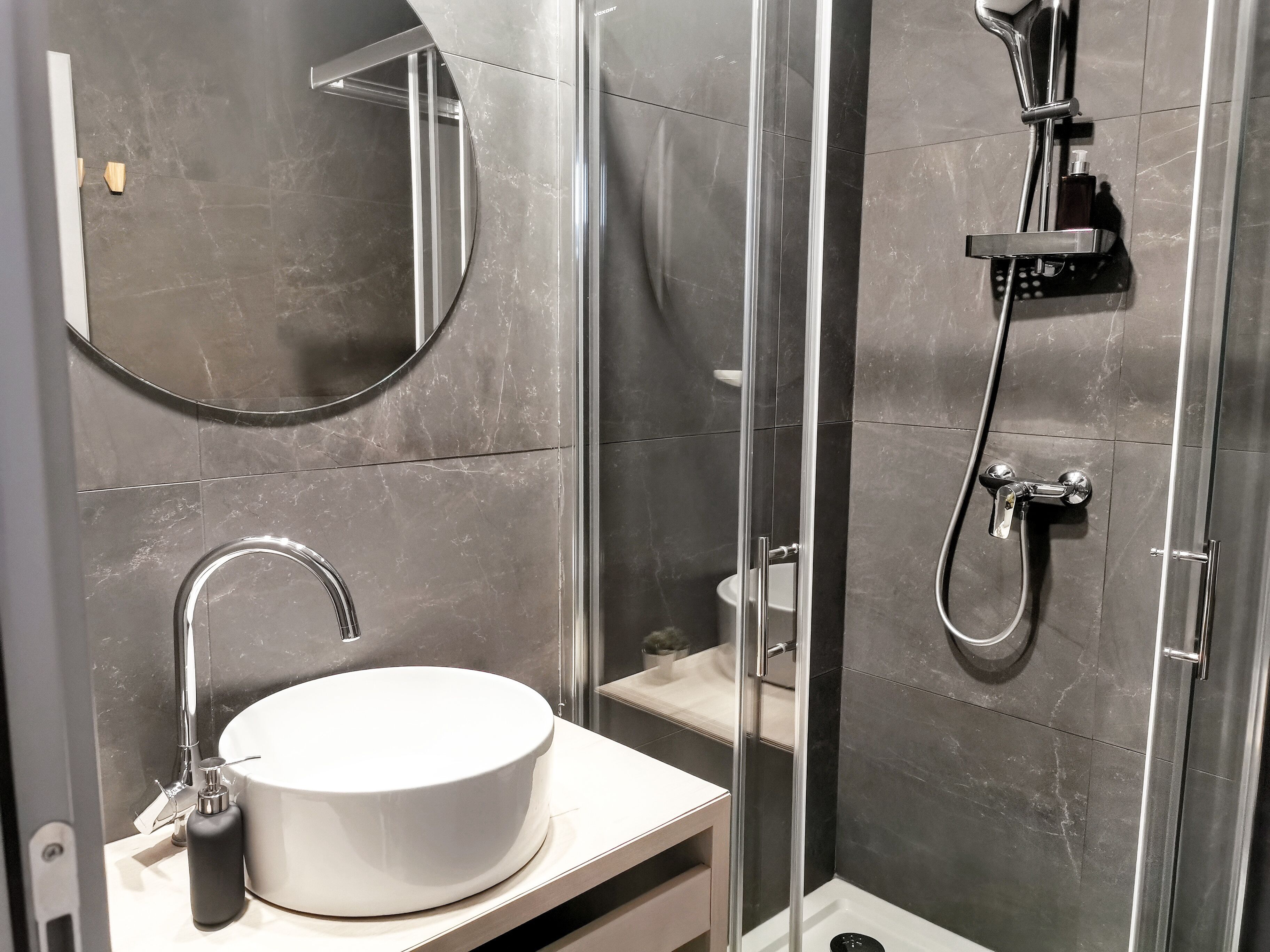 Gallery-Studio | Badezimmer | Haartrockner, Handtücher, Seife, Toilettenpapier
