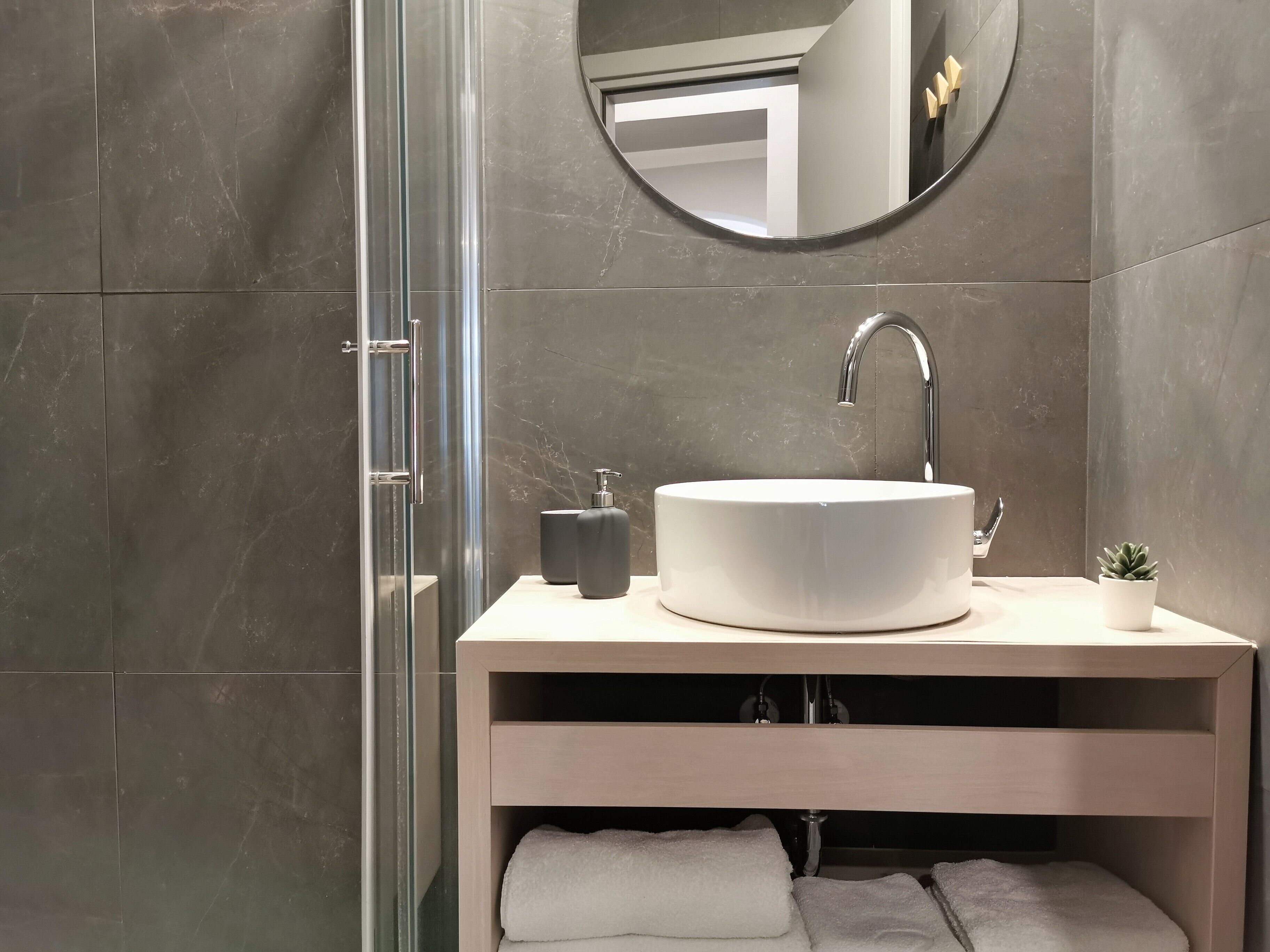 スーペリア スタジオ | バスルーム | ヘアドライヤー、タオル、石鹸、トイレットペーパー