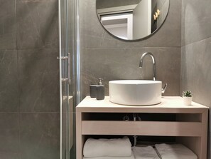 Estudi superior | Bany | Assecador de cabells, tovalloles, sabó i paper higiènic 