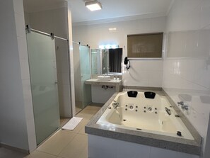 Luxury Room, Tower | Bathroom | Hair dryer, towels - Premier Garden Hotel (Jose Bonifacio)