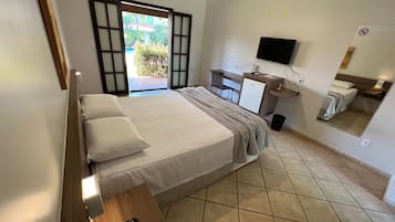 Quarto casal, no jardim | Frigobar, escrivaninha, espaço de trabalho para notebook, berços grátis