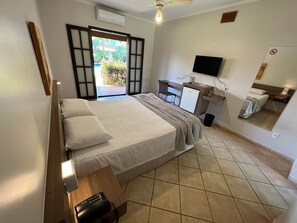 Quarto casal, no jardim | Frigobar, escrivaninha, espaço de trabalho para notebook, berços grátis