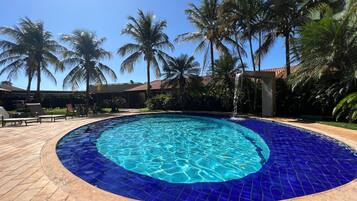 สระว่ายน้ำกลางแจ้ง