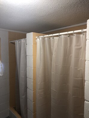 Douche, serviettes fournies, papier toilette