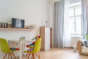 Apartment | Essbereich im Zimmer