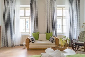 Basic-Apartment | Wohnbereich | Flachbildfernseher