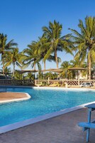2 piscinas externas, espreguiçadeiras