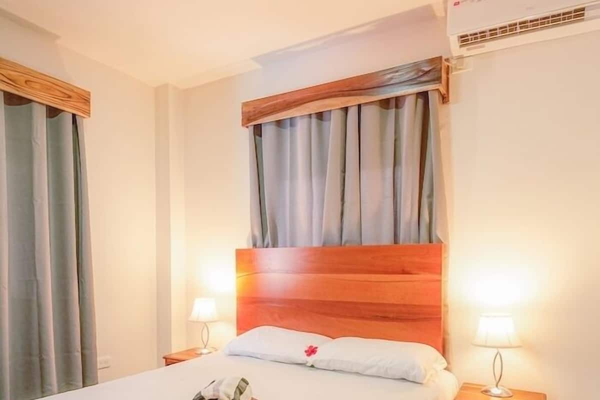 Standard Room, 1 Queen Bed, Annex Building | Hypo-allergenic bedding available, laptop workspace, soundproofing