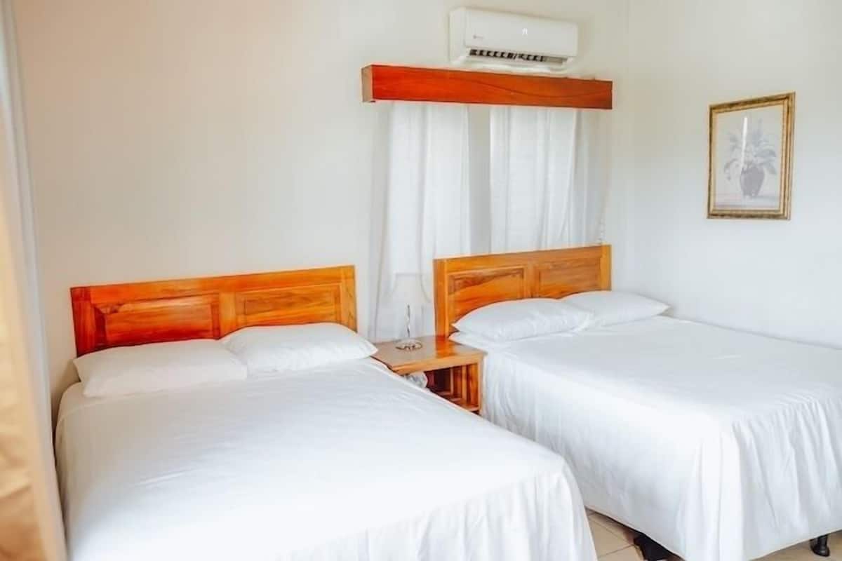 Quarto casal standard, 2 camas de casal, em edifício anexo | Espaço de trabalho para notebook, quartos à prova de som