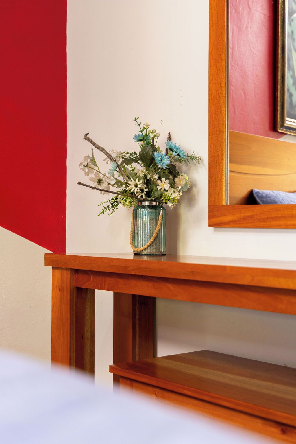 deluxe single room, 1 king bed | laptop workspace, soundproofing, free wifi, bed sheets