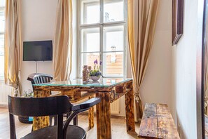 Apartment | In-room dining - Modern Apartment in The Heart of Vienna 7 (Vienna)