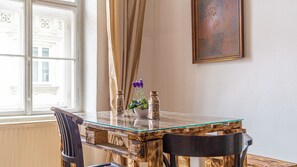 Apartment | In-room dining - Modern Apartment in The Heart of Vienna 7 (Vienna)