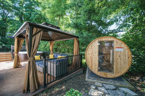 Hot Tub | Sauna | Walk Downtown | Theater | Arcade | Park Side City View