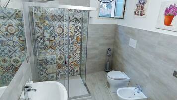 Dusche, Haartrockner, Bidet, Handtücher