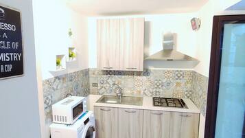 Frigorifero, microonde, forno, piano cottura