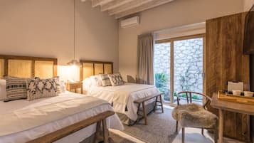 Kahden hengen junior-huone | Tallelokero huoneessa, yksilöllisesti sisustettu