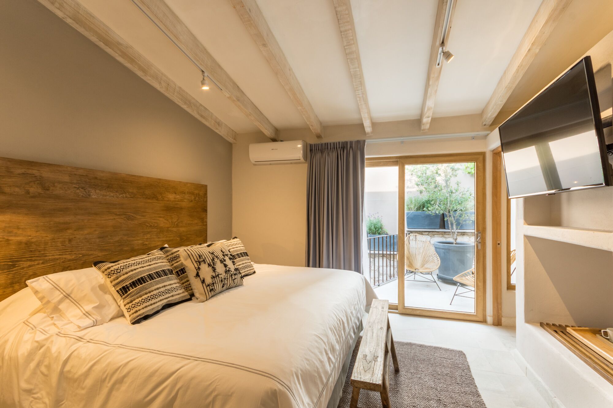 deluxe room | in-room safe, individually decorated, individually furnished, desk