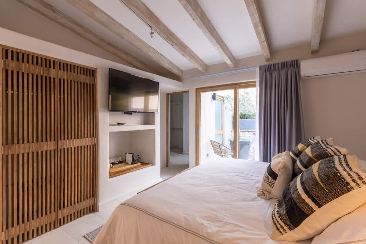 deluxe room | in-room safe, individually decorated, individually furnished, desk