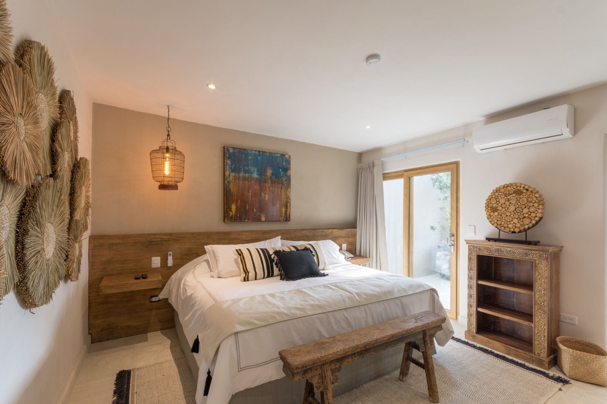 deluxe room | in-room safe, individually decorated, individually furnished, desk