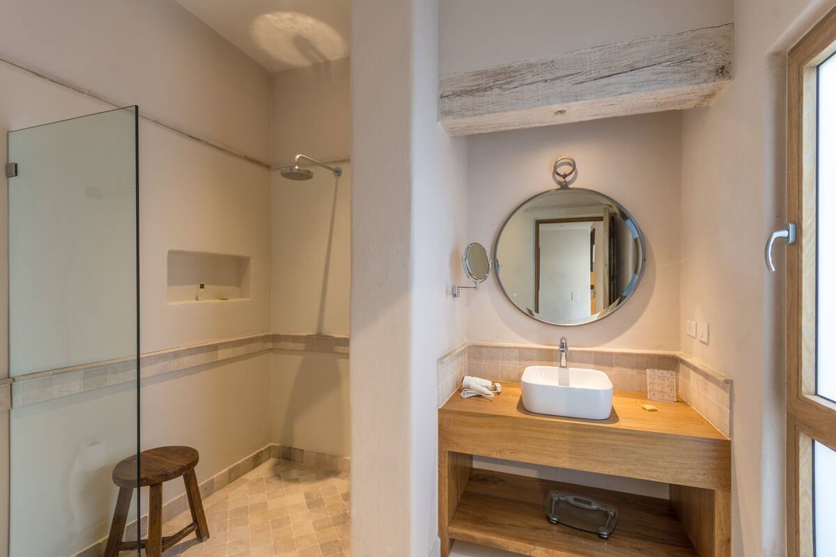 deluxe room | bathroom | shower, hair dryer, towels, soap