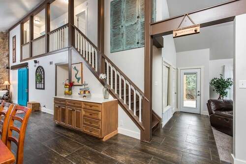 The Blue Magnolia Lodge: Luxury Retreat on Lake Whitney with Hot Tub, Fire Pit, and Private Cove!