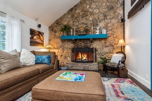 Fernseher, Kamin, Stereoanlage