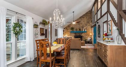 The Blue Magnolia Lodge: Luxury Retreat on Lake Whitney with Hot Tub, Fire Pit, and Private Cove!