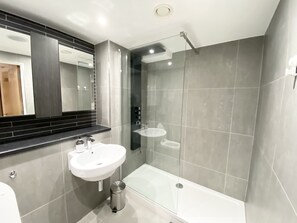 Apartment | Badezimmer | Dusche, Haartrockner, Handtücher, Shampoo