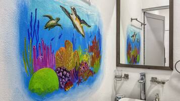 Hiustenkuivaaja, pyyhkeet, saippua, sampoo