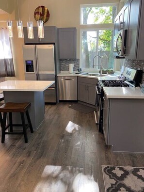 Kühlschrank, Mikrowelle, Ofen, Herdplatte