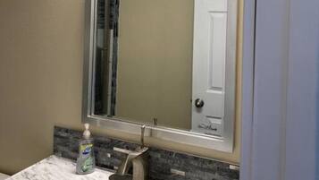 Combined shower/tub, hair dryer, towels