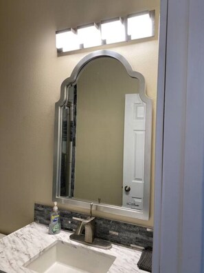 Combined shower/bathtub, hair dryer, towels