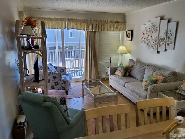 Living area - Pelicans Watch 110, Oceanview 3 Bedroom (Myrtle Beach)