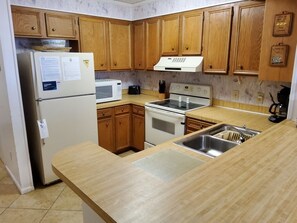 Fridge, microwave, oven, stovetop - Pelicans Watch 110, Oceanview 3 Bedroom (Myrtle Beach)