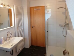 Shower, hair dryer, towels, soap - Apartment with a large roof terrace in Münstertal in the Black Forest (Münstertal/Schwarzwald)