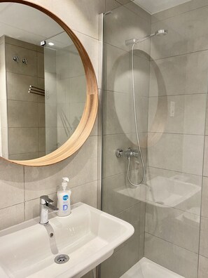 Een douche, een haardroger, handdoeken