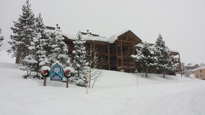 Un lodge cubierto de nieve con un letrero que dice "San Moritz".
