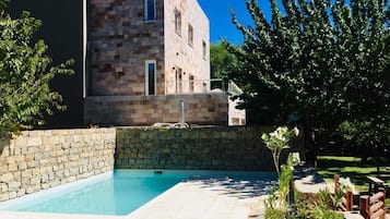 Una piscina al aire libre de temporada