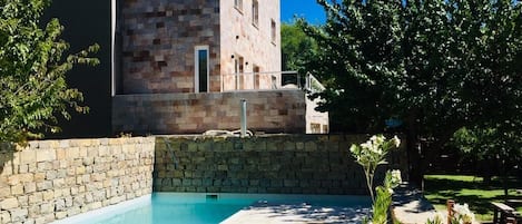 Una piscina al aire libre de temporada