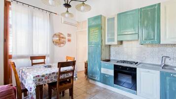 Frigorifero, microonde, forno, piano cottura