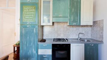 Frigorifero, microonde, forno, piano cottura